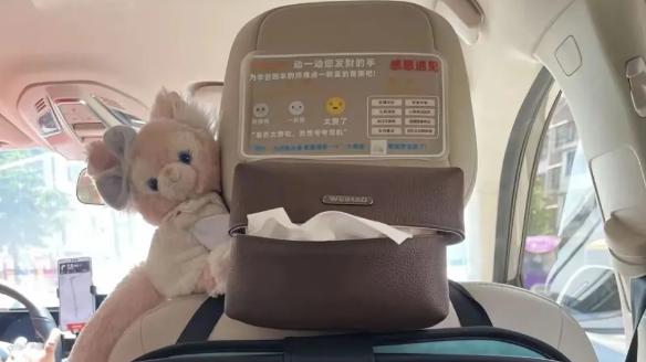 2025 网约车不卷低价了？司机靠便利贴、暖手宝圈粉