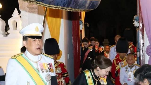 泰王独宠苏提达王后，两人当众说悄悄话，小妾们都成了背景板