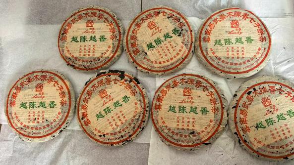 2004年吉幸越陈越香青饼，老料压制，低调的烟香茶