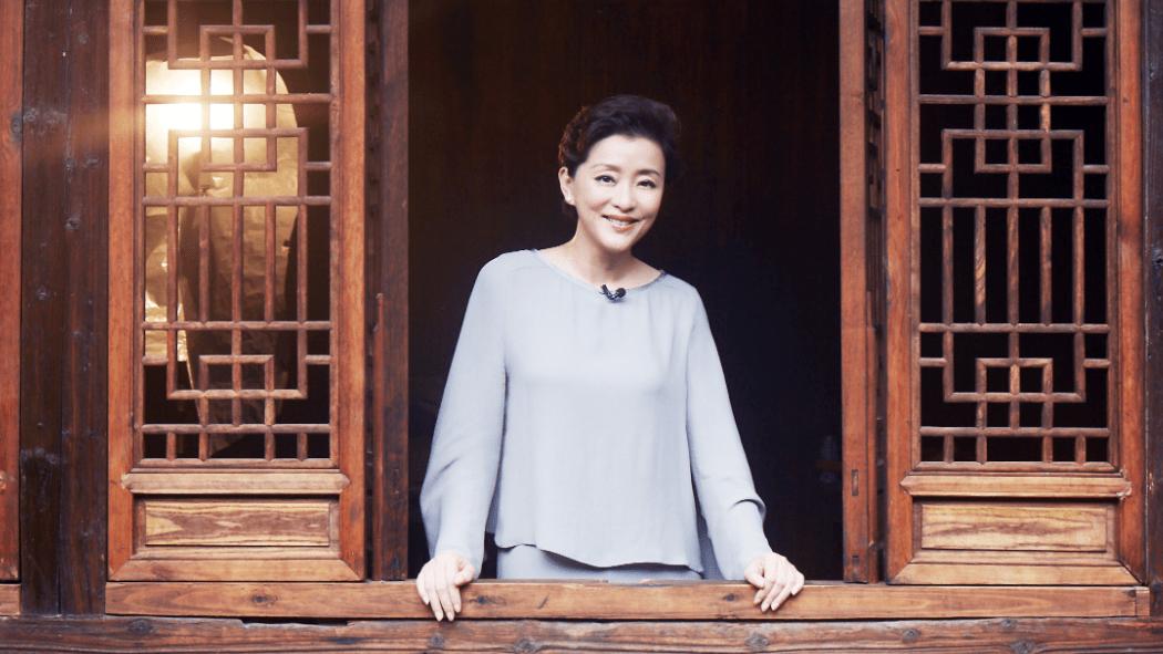 辞职央视，二婚嫁美国富商，婚后被传移居美国饱受质疑，如今怎样