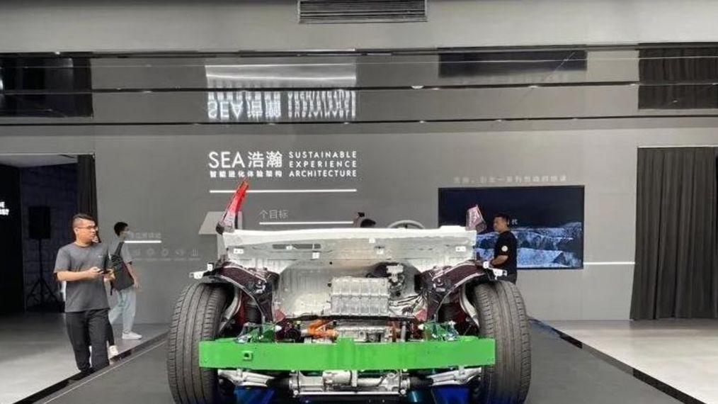 “公路坦氪”极氪001被撞翻都不变形？实测40000N·m车身刚度!