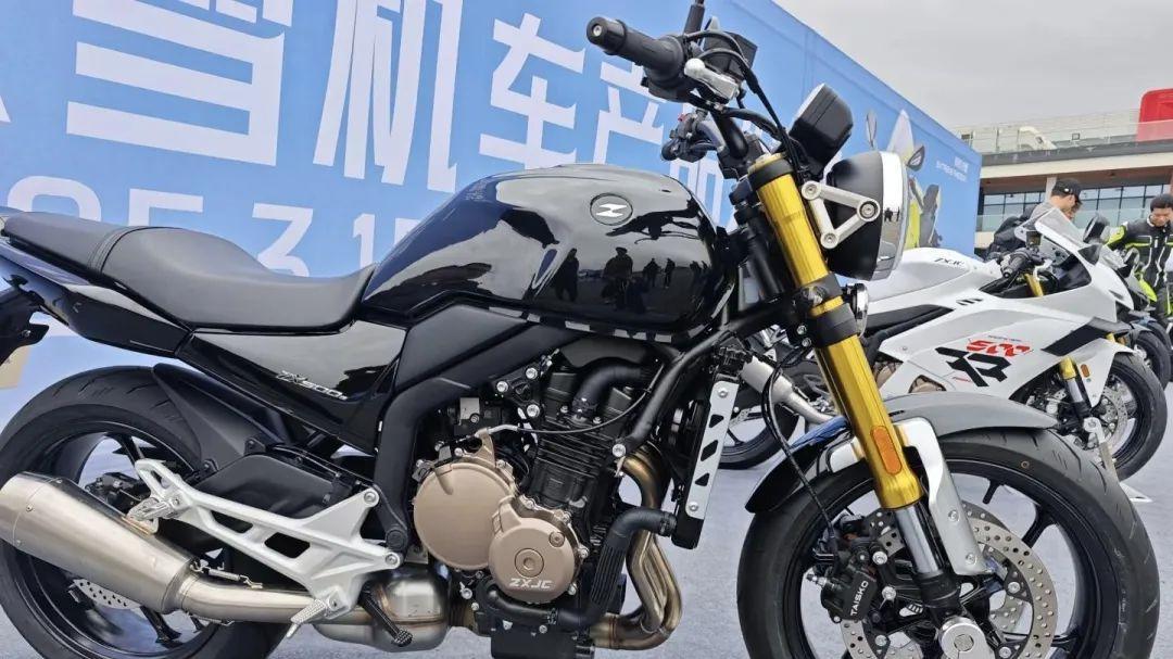 张雪机车 500F登场，叫板本田 CB400 有几分胜算？
