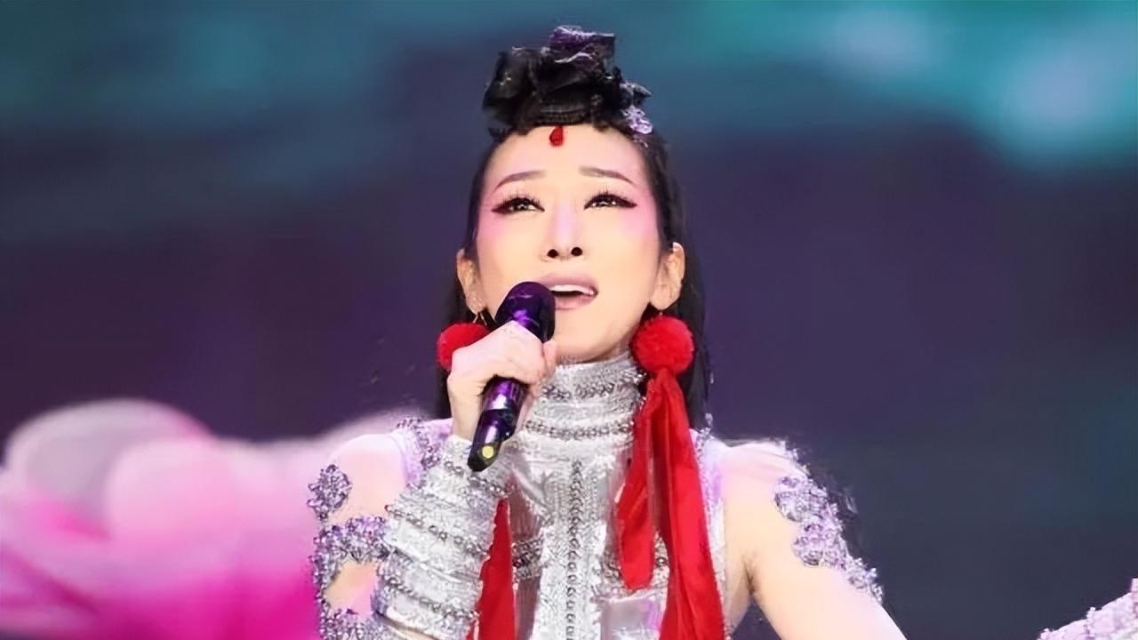 萨顶顶话筒倒持背后的真相，用七年时间撕掉假唱标签