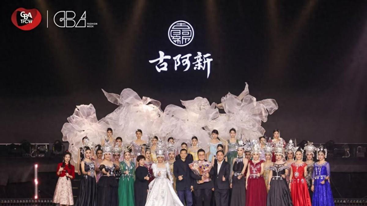 古阿新2025高定系列《金银歌》发布：非遗银饰与现代礼服共塑时尚新生