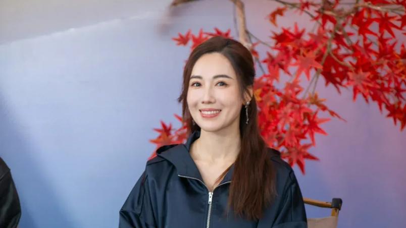 43岁“TVB公主”强势逆袭内娱，爆红成话题！为什么不早点出现？