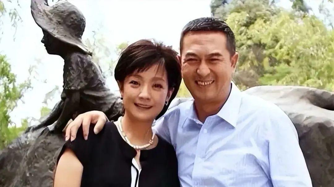 52岁张嘉益带老婆看望老师，王海燕瘦弱憔悴显老，他穿着时尚似小伙