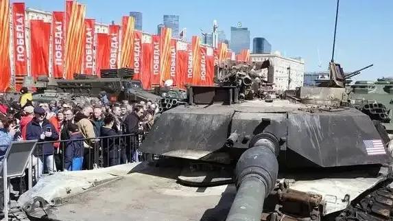俄乌三年血战真相：谁把乌克兰推入火坑？
