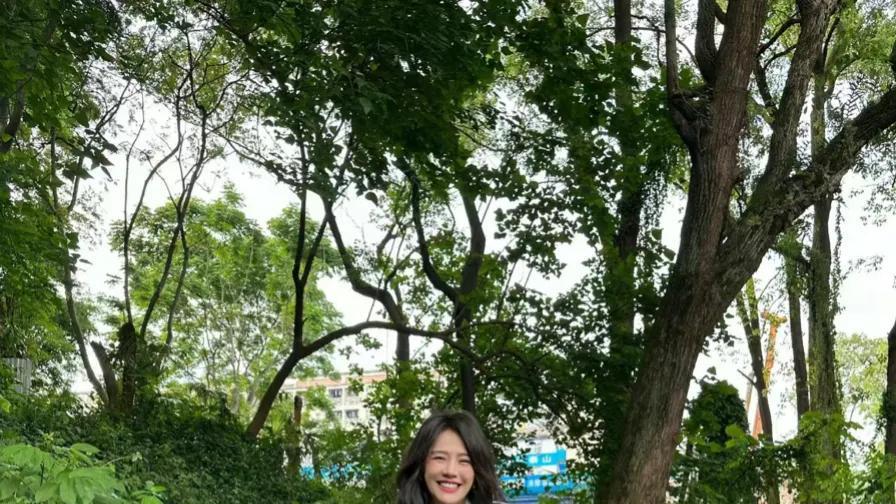 马思纯出席活动身材状态引发热议，被疑复胖身材臃肿似有孕相