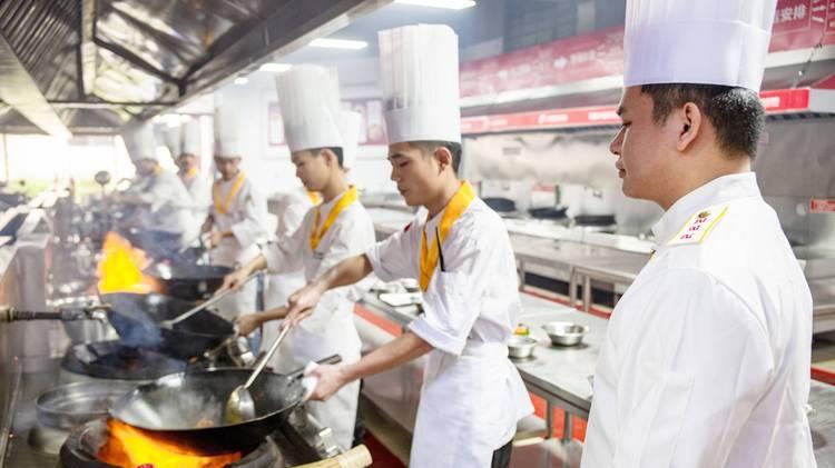 初中毕业学什么技术？中餐西点西餐引领职场新赛道