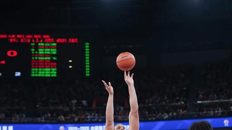 上海大鲨鱼击败吉林 张镇麟突破上篮