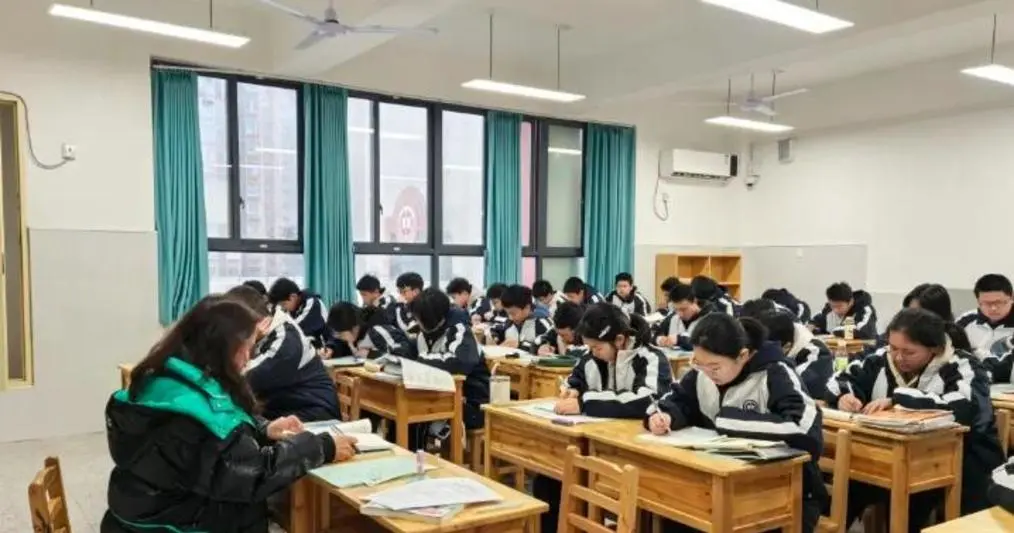 长沙家长要求恢复高中周末单休，教师反怼：你将责任甩锅给学校