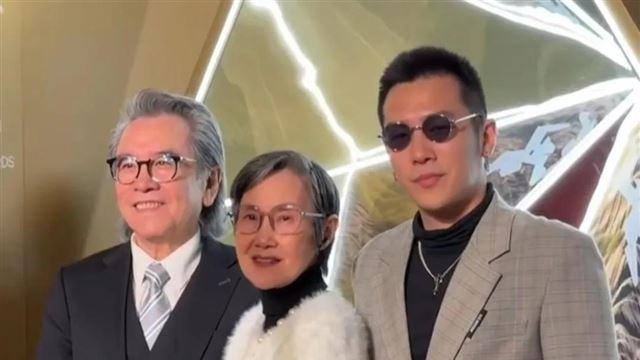 姜大卫出席颁奖礼，29岁儿子陪同，姜卓文身材好，长了一张反派脸