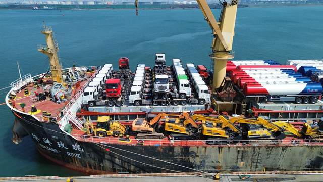 移民管理警察全力护航7.7万吨装备扬帆非洲