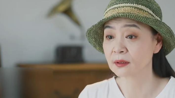 泪眼皇后晚景凄凉，独居豪宅靠电视续命，没孩子终究是遗憾？