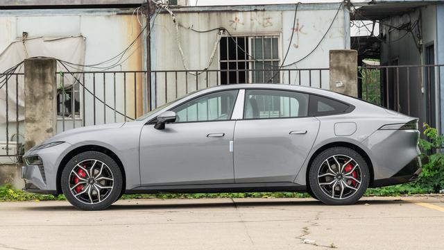 12.59 万元！无框车门 电动掀背尾门 2915mm轴距，这款纯电轿跑真香