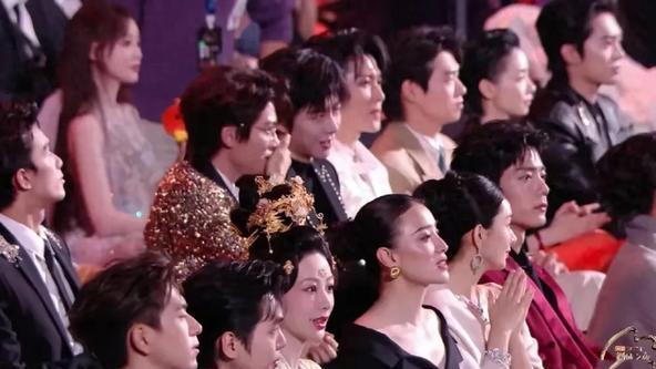 微博之夜背后的冷暖自知：谁在闪光，谁在阴影？