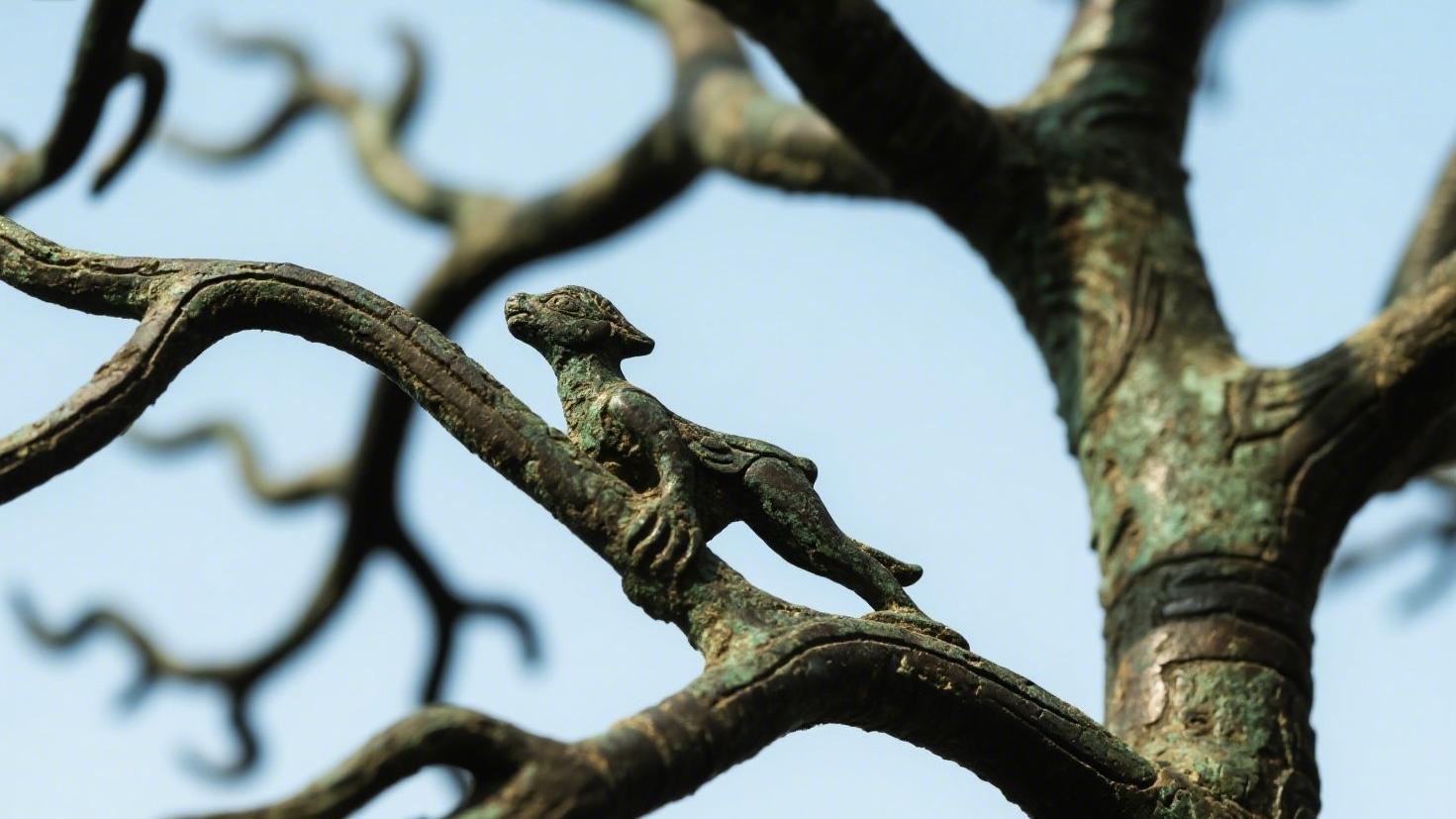 三星堆青铜神树断裂树梢暗藏神话真相，第十只金乌隐匿之地大揭秘