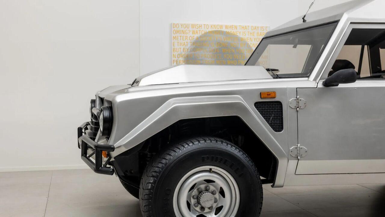 Urus的老祖？文莱苏丹定制兰博基尼LM002旅行版现身市场