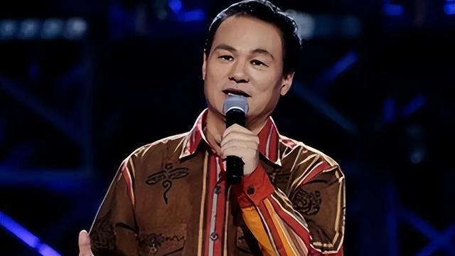 他曾是“歌坛天王”，因流氓罪入狱后又成老赖，今61岁儿子才14岁