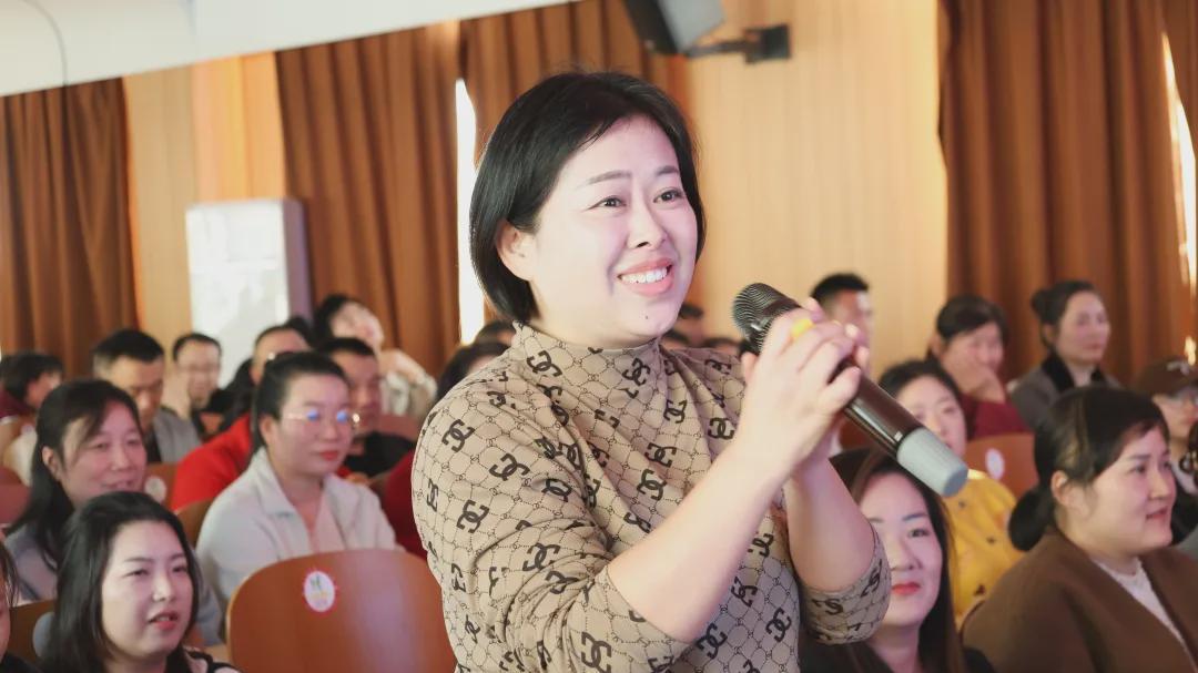 信阳市羊山十一小家委会成立暨家长成长学院启动仪式温情启幕