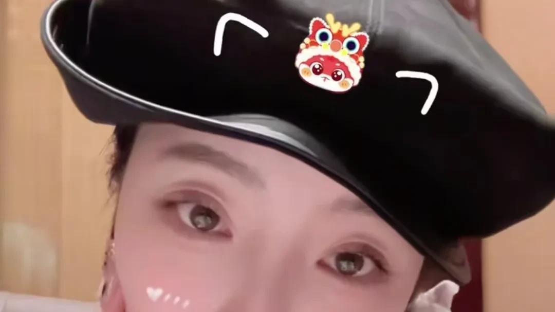 李思思和家人土耳其度假，戴白帽子化妆很精致，两个儿子长高不少