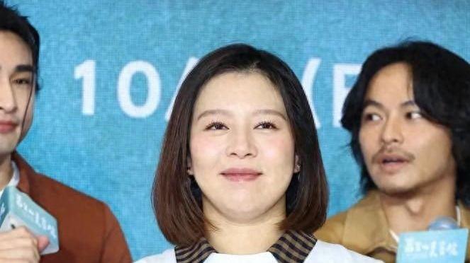 女星刘品言挺孕肚出席活动，孕肚明显状态超好，老公陪同贴心照顾