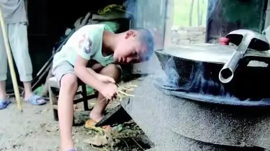 云南1老人给残疾儿子娶智障儿媳，生下俩健康孩子，如今却后悔得笑不出来