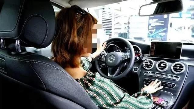 真实事件奔驰女欺负老实人, 结果却连下跪的机会都没有, 直接惨死