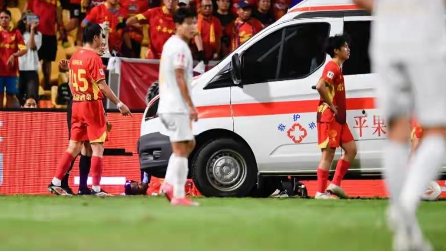 张志雄这次恶意犯规，直接把平果外援阿萨莫阿推撞到万劫不复的地步！