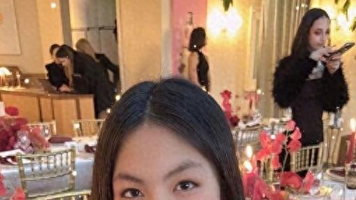 14岁王诗龄亮相英国顶级晚宴，千元裙与初恋脸惊艳全场