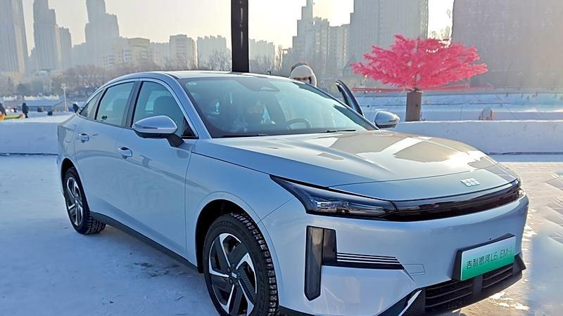 吉利银河L6 EM-i动力全面更新，追求极致省油，续航超2000km