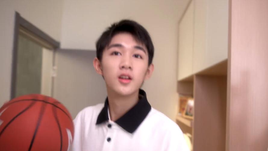 荣梓杉恋情疑似曝光，网友反应两极分化