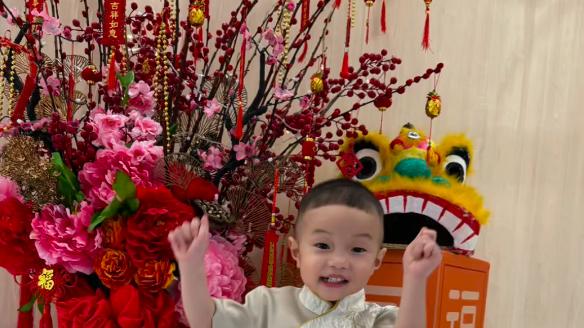 李宗伟拜年：癌症康复6年仍消瘦，41岁娇妻赤脚穿短裙韵味十足