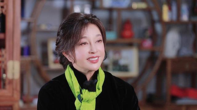 75岁刘晓庆荣登《纽约时报》，事业迎来新巅峰，真印证了倪萍的话