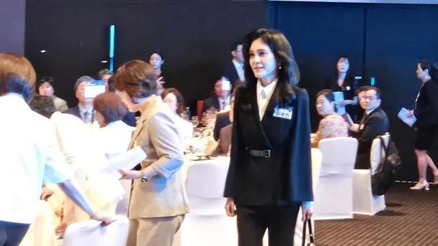 三星长公主与韩国第一夫人同台了！李富真态度谦和，俩人很聊得来