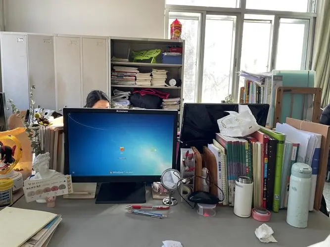 单位有个同事，过年48了，没结婚，每天上班扫个单车，感觉很奇怪；每天下馆子，吃香的喝辣的，菜随便点，