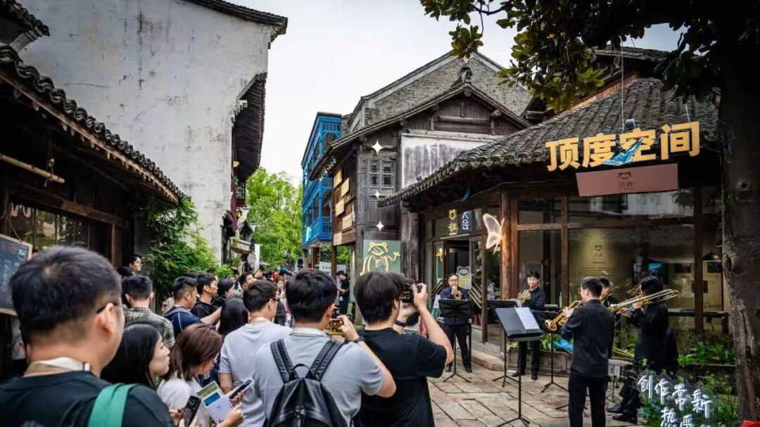 逃离“古镇样板间”：盐官潮乐之城开始“养”交响乐团了