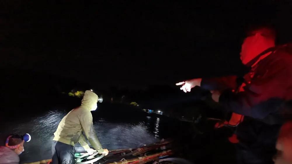电鱼贼“绝户网”惊现河道？几招判断出是否电鱼，手把手教你举报