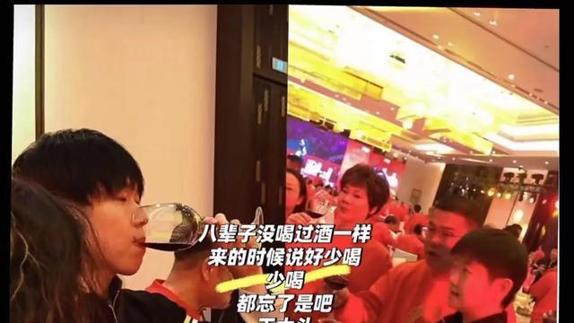 孙颖莎展现E型人格魅力，参与红双喜公益，王楚钦精通红酒礼仪显绅士风度