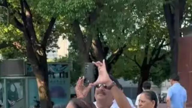 印度旅游团到达上海：全失去表情管理！好怕他们随地拉，评论笑死