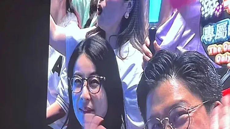 43岁郭晶晶与霍启刚甜蜜约会！刘德华演唱会现场撒糖，豪门夫妻的恩爱日常让人羡慕不已！