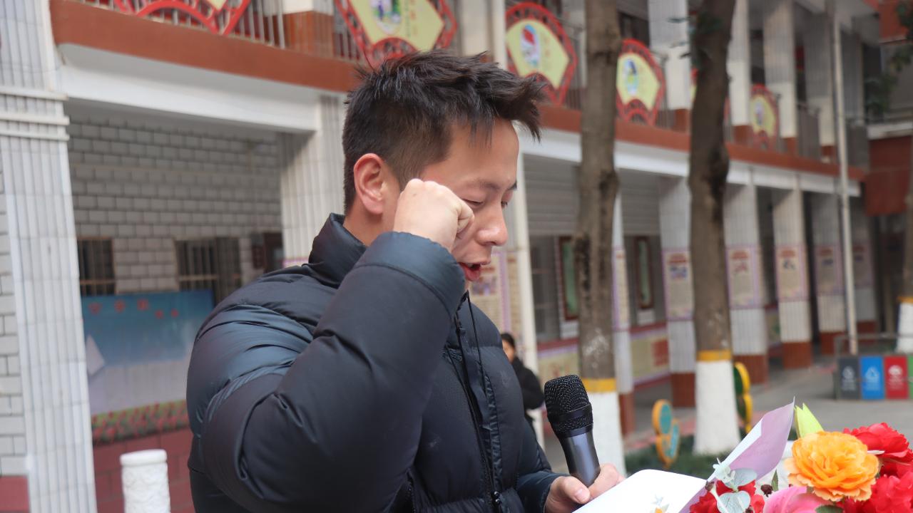 南阳市32小学举行迎元旦教职工拔河比赛