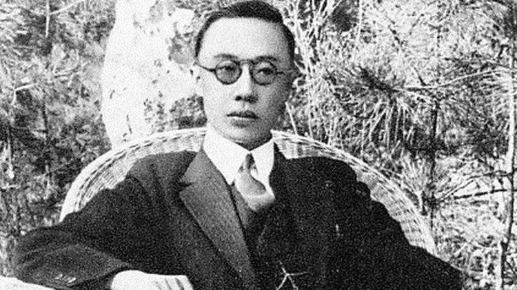 1941年，溥仪视察哈尔滨，登上汽艇视察江防，差点出丑摔进水中