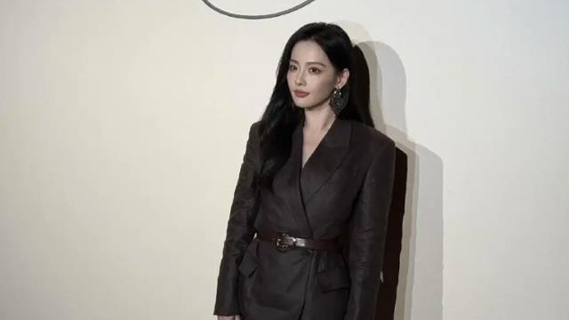 封杀一年后，站c位高调复出的张嘉倪，面相都变了