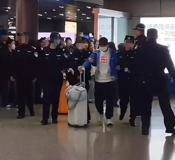 王楚钦被跟拍，甚至被迫躲进厕所