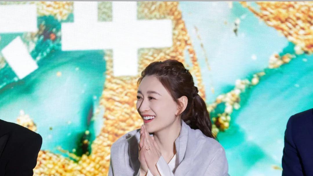 48岁李小冉爆上热搜，竟因“女神”人设崩了？她才是向太都不敢惹的姐！