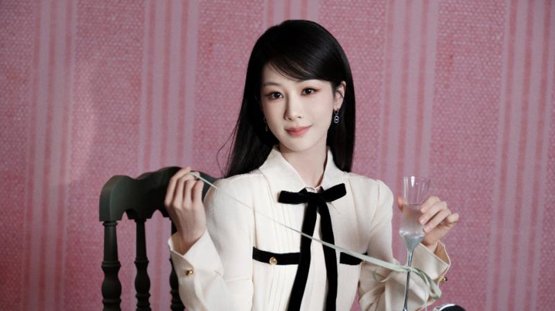 杨紫工作室曝造型照 白色长裙配黑丝带化身童话公主