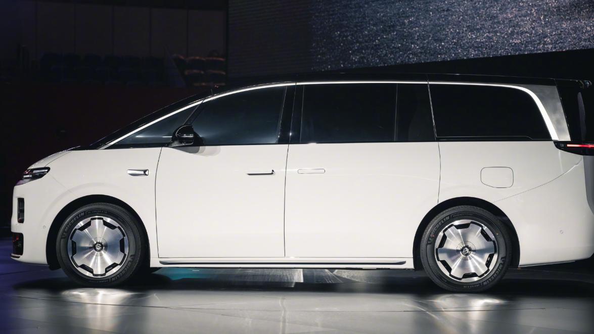 平价定位+激光雷达智驾+迈巴赫同款设计！全新国产MPV来了