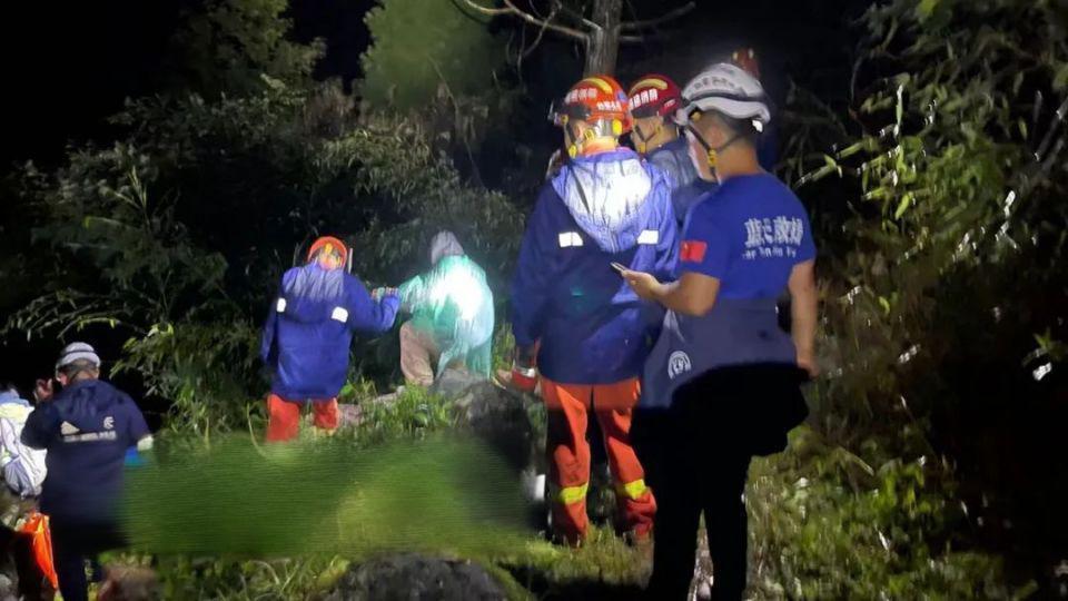 8岁男童石谷解失踪生死未卜，搜救队因谣言与谷底希望擦肩而过