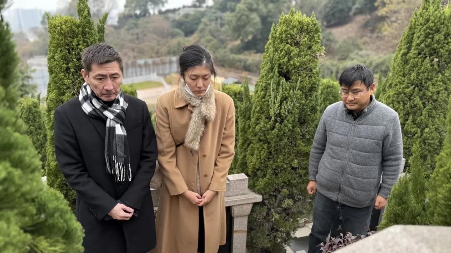 十年生死两茫茫，不思量，自难忘……她，依旧活在爱里